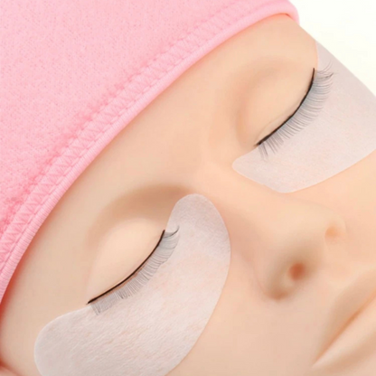 Oefenhoofd met oefenwimpers, eyepatches en roze haarband