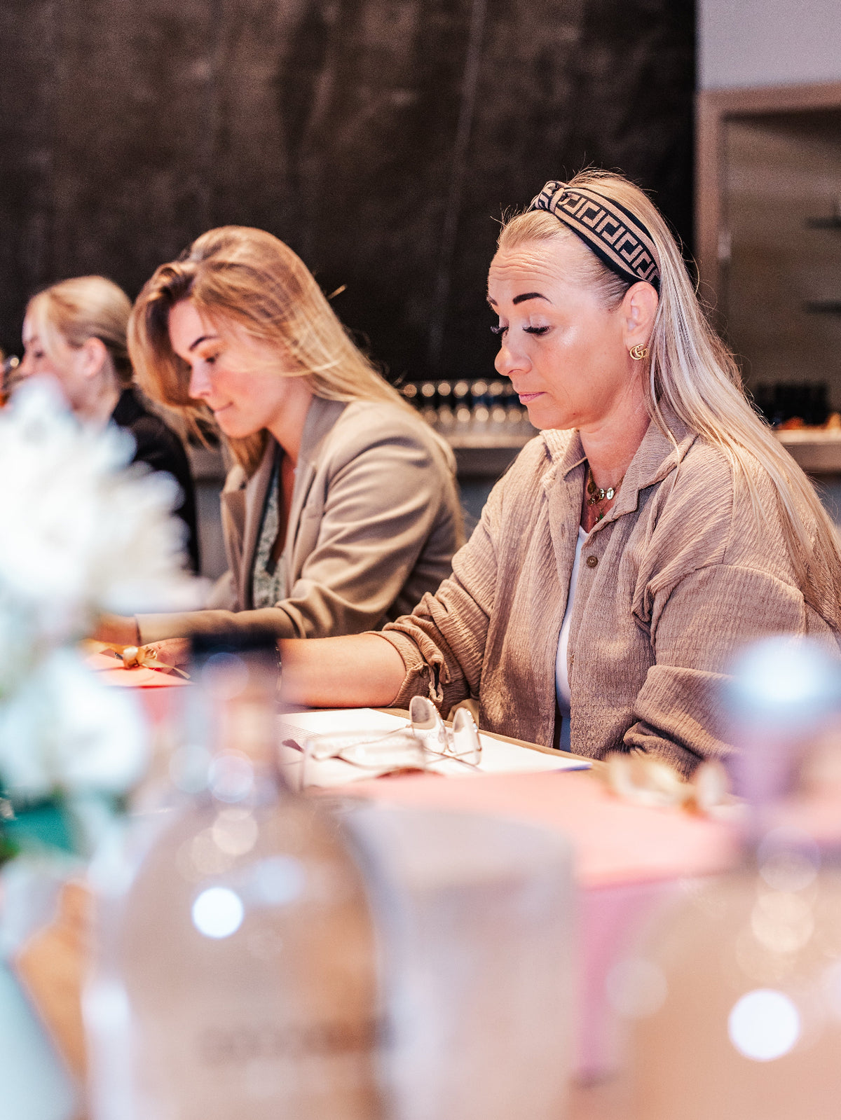 Cursisten aan tafel tijdens de One by One cursus – Extension Bar Academy cursus in person
