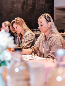 Cursisten aan tafel tijdens de One by One cursus – Extension Bar Academy cursus in person