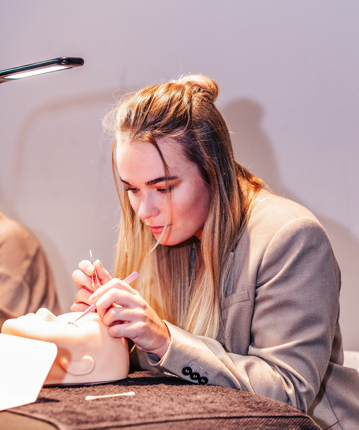 Cursist oefent de volume techniek op een oefenhoofd – Extension Bar Academy cursus in person