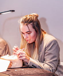 Cursist oefent de volume techniek op een oefenhoofd – Extension Bar Academy cursus in person