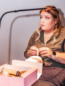 Cursist oefent lash volume lift op een oefenhoofd – Extension Bar Academy cursus in person