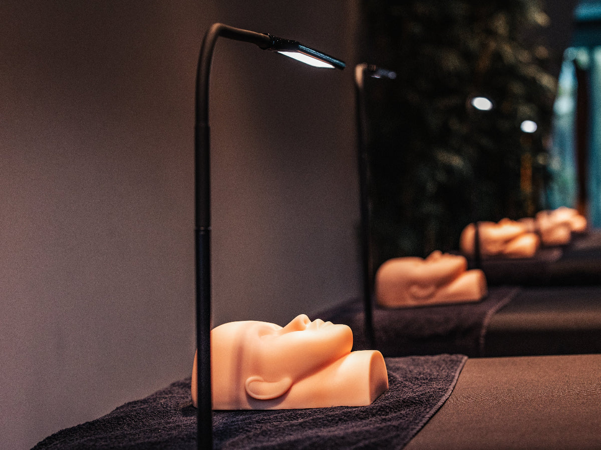 Oefenhoofd en lamp op de werkplek – Extension Bar Academy cursus in person