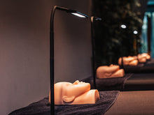 Oefenhoofd en lamp op de werkplek – Extension Bar Academy cursus in person