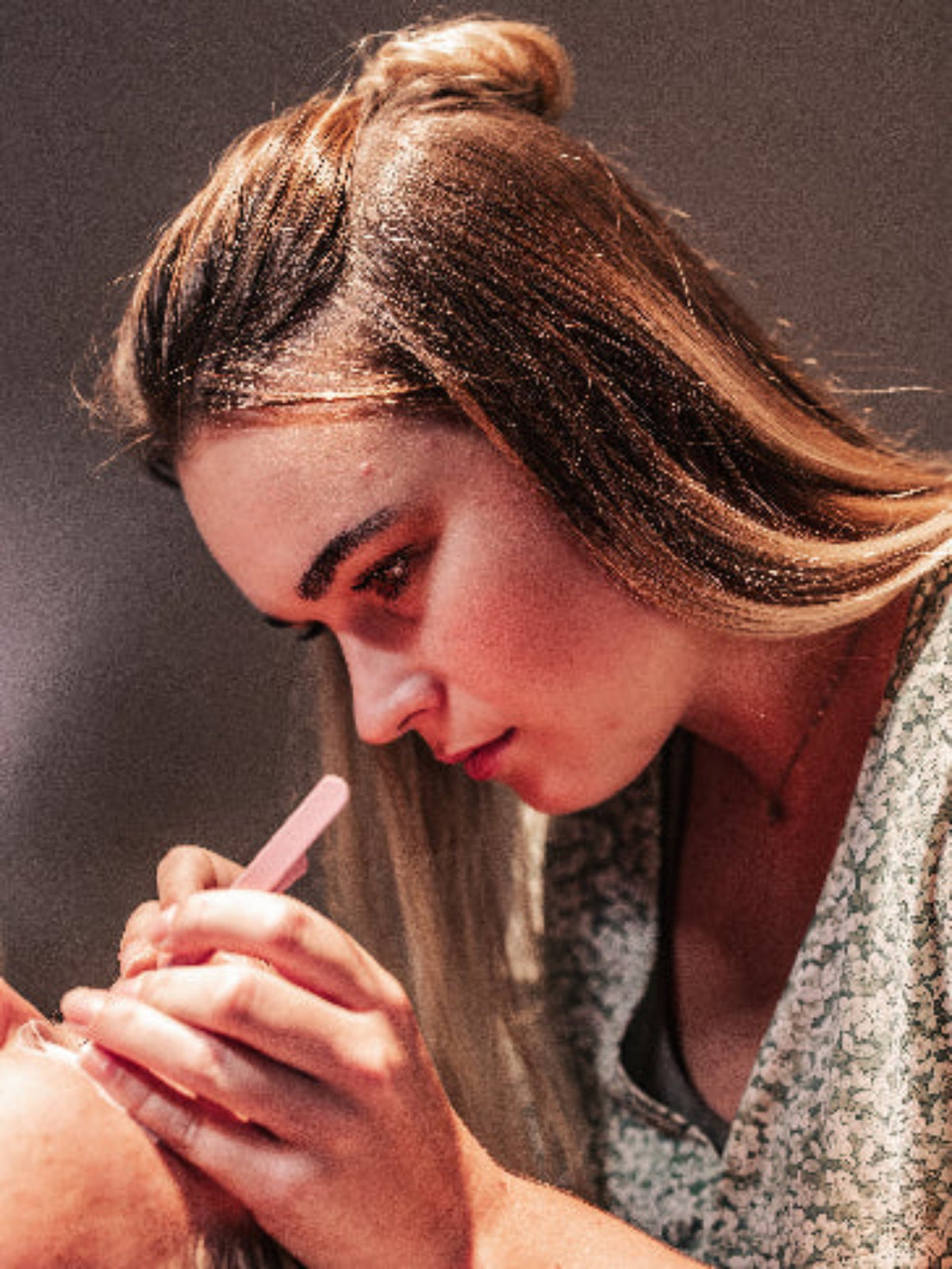 Cursist werkt aan wimperextensions – Extension Bar Academy cursus in person