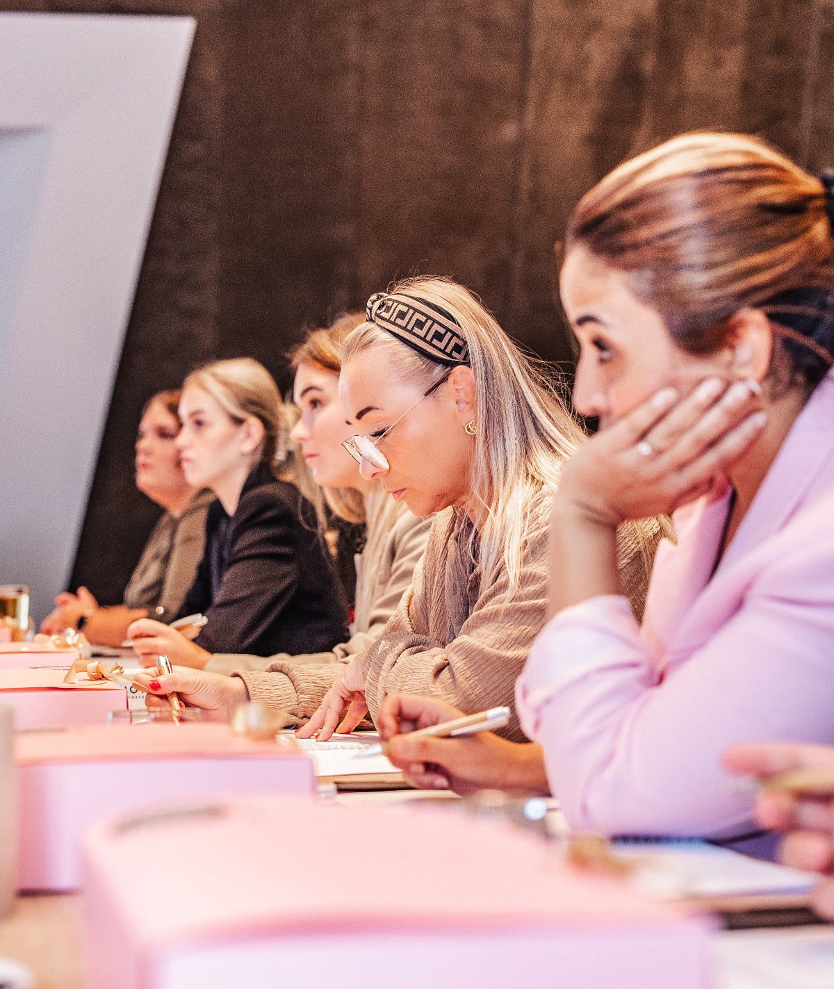 Cursisten volgen de theorie van de volume cursus – Extension Bar Academy cursus in person