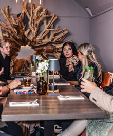 Cursisten bespreken de theorie tijdens de allround cursus – Extension Bar Academy cursus in person