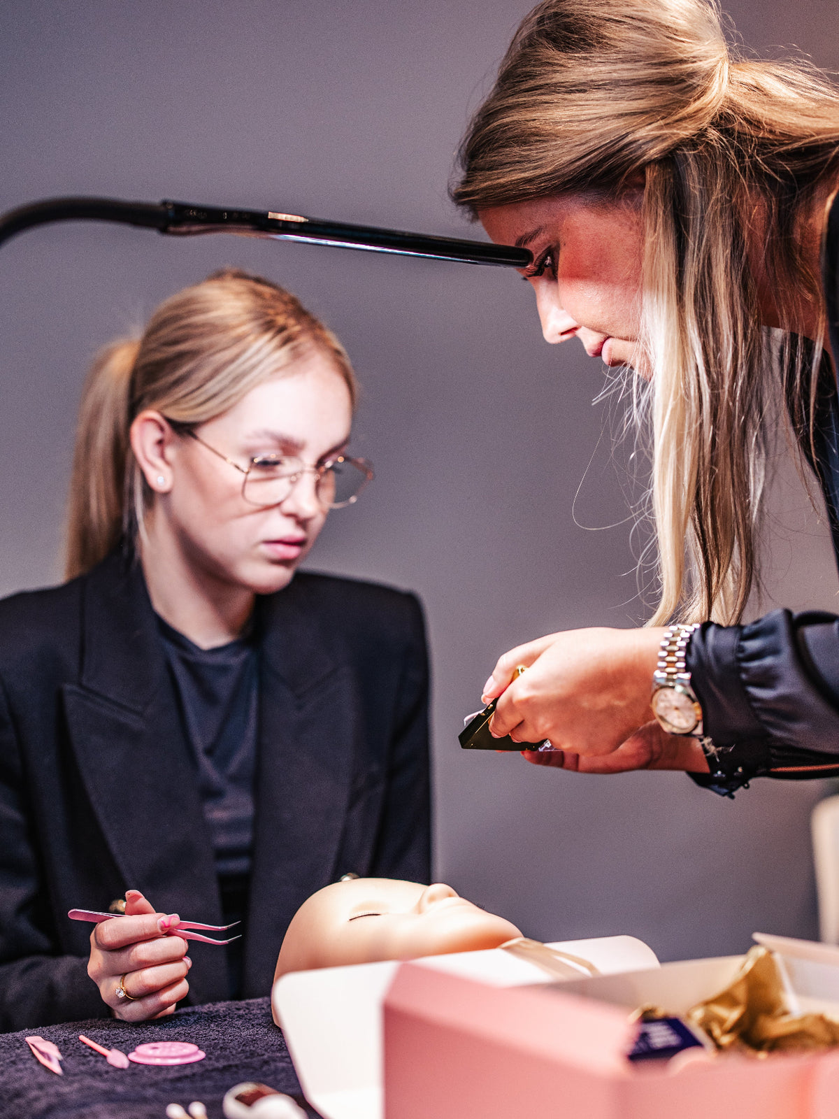 Docente begeleidt cursist tijdens de volume cursus – Extension Bar Academy cursus in person