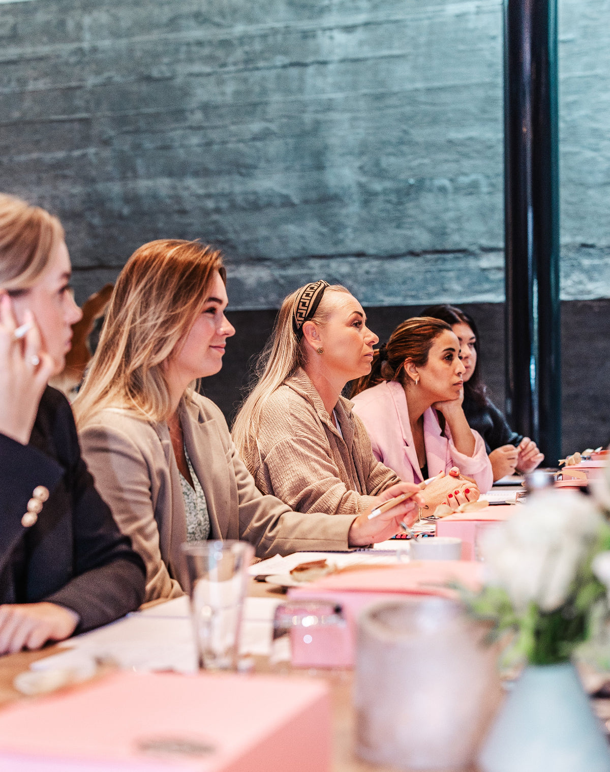 Cursisten aan tafel tijdens de allround wimpercursus – Extension Bar Academy cursus in person