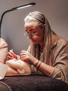Cursist werkt met pincet aan volume wimpers – Extension Bar Academy cursus in person