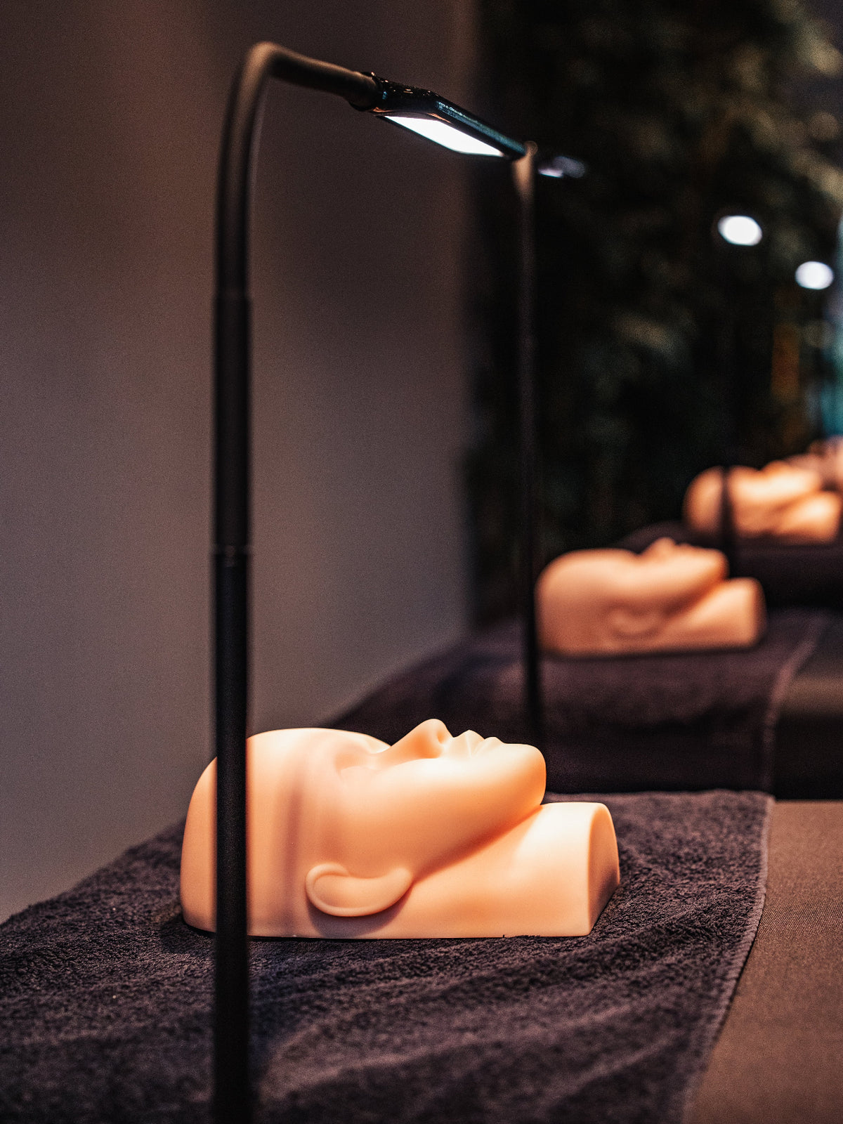 Oefenhoofd en lamp op de werkplek – Extension Bar Academy cursus in person