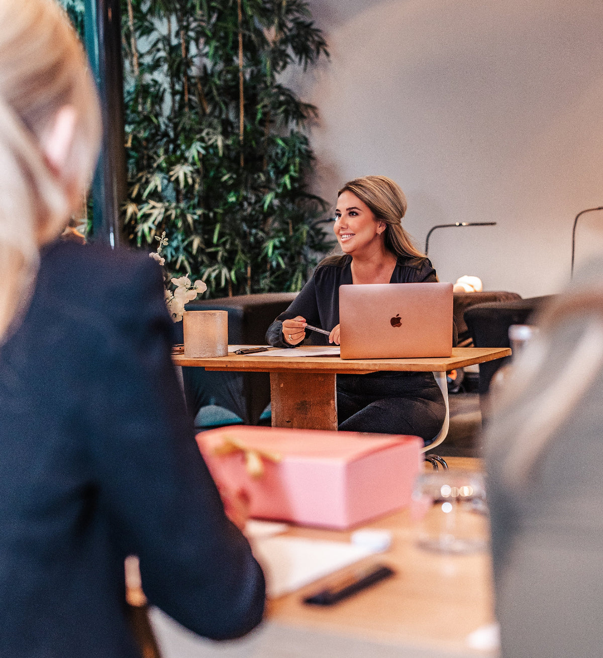 Docente geeft theorieles achter de laptop tijdens de One by One cursus – Extension Bar Academy cursus in person