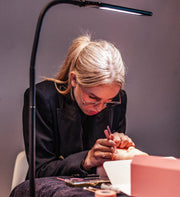 Cursist oefent One by One wimperextensions op een oefenhoofd – Extension Bar Academy cursus in person