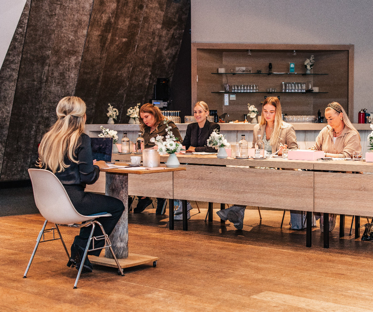 Theorieles lash volume lift cursus aan lange tafel – Extension Bar Academy cursus in person
