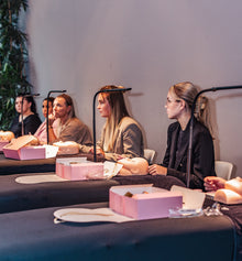 Cursisten oefenen aan behandeltafels – Extension Bar Academy cursus in person