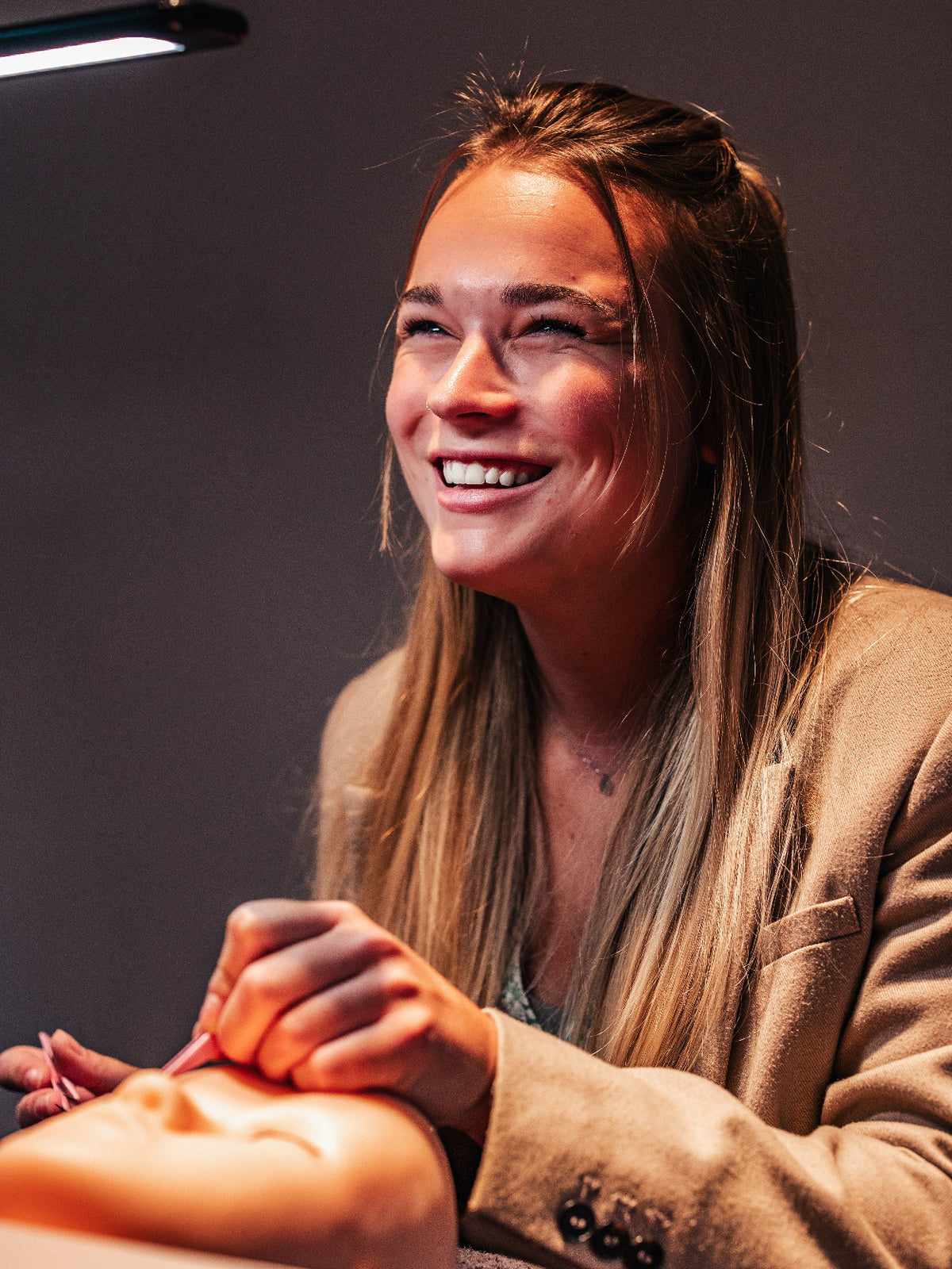Lachende cursist tijdens de One by One cursus – Extension Bar Academy cursus in person