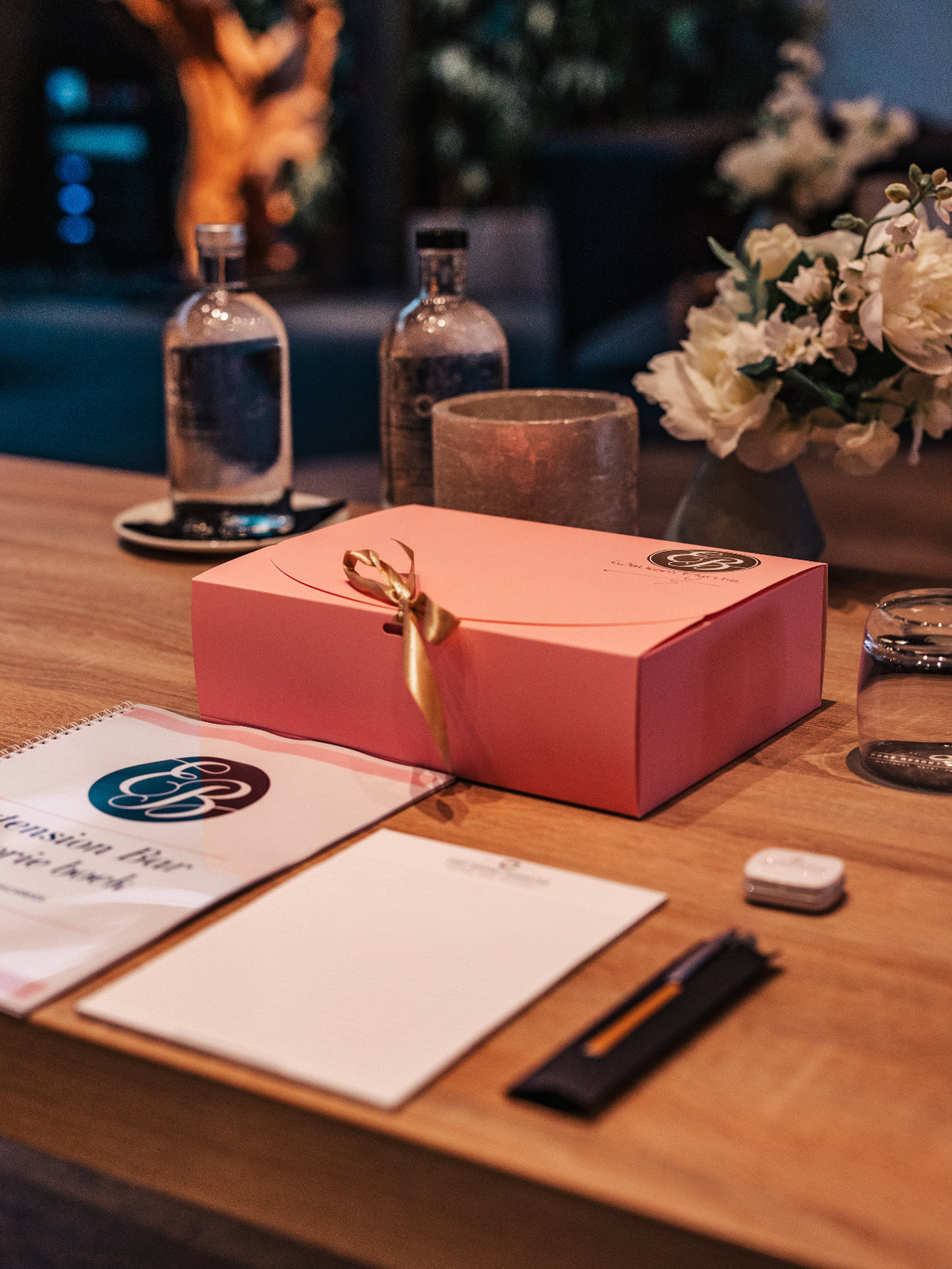 Roze starterspakket met Extension Bar theorieboek en werkmateriaal op tafel