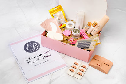 Inhoud starterskit wimperextensions met lijm, pincetten, eyepatches en theorieboek
