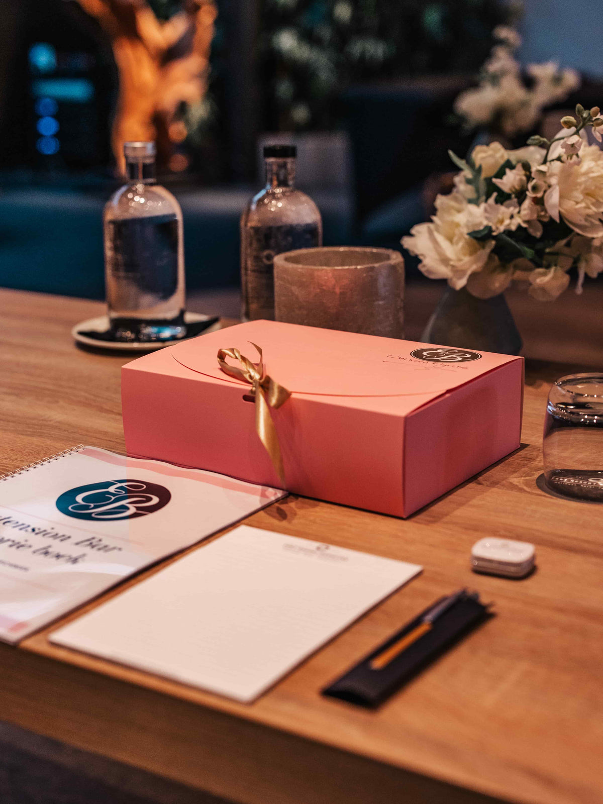 Roze starterspakket met Extension Bar theorieboek en werkmateriaal op tafel