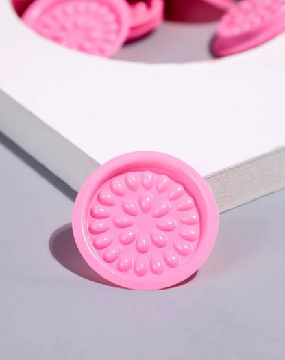 Close-up van een roze lijmsteentje voor wimperextensions